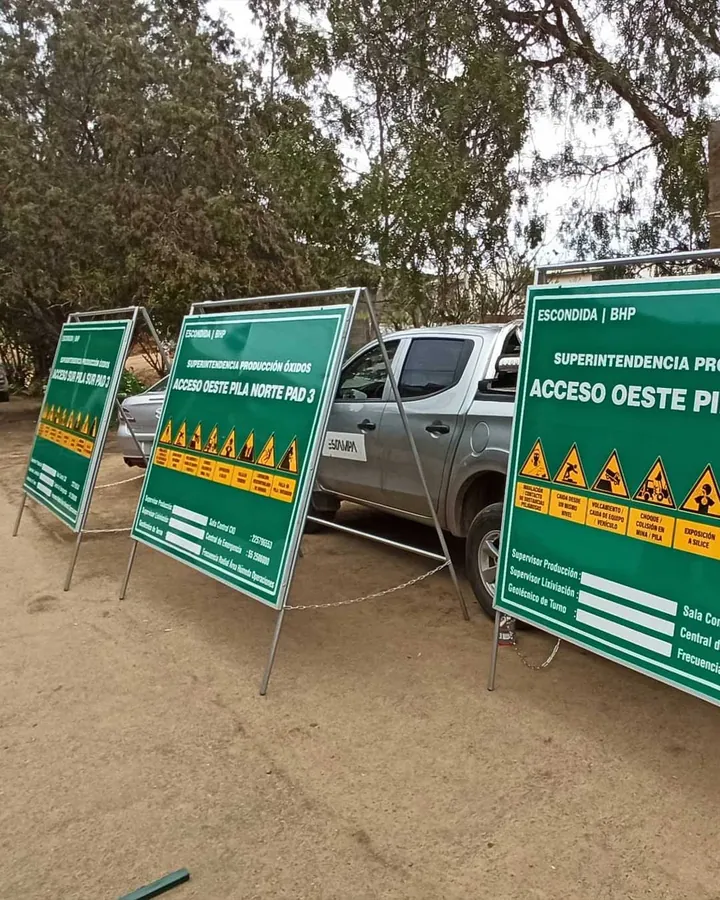 Escondida BHP — atriles reflectantes de seguridad