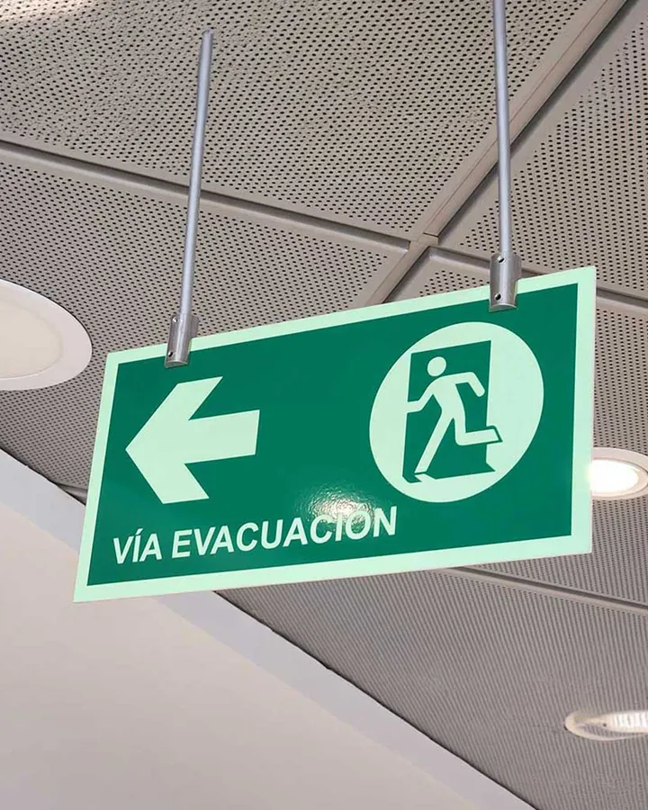 Clínica Viña del Mar — señalética fotoluminiscente de emergencia